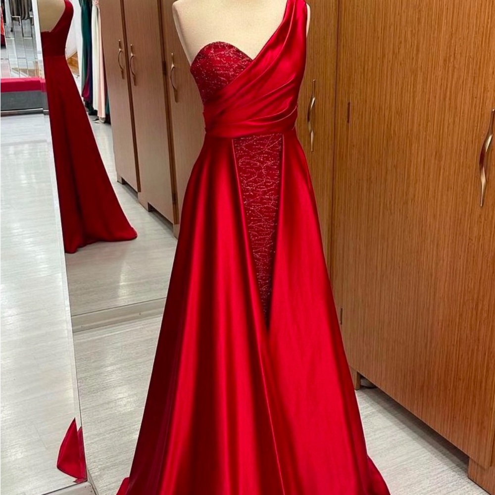 Showstopper Red Gown - Gala, Prom, Quinceanera, Senior Ball - NEW! (10 / 42)
